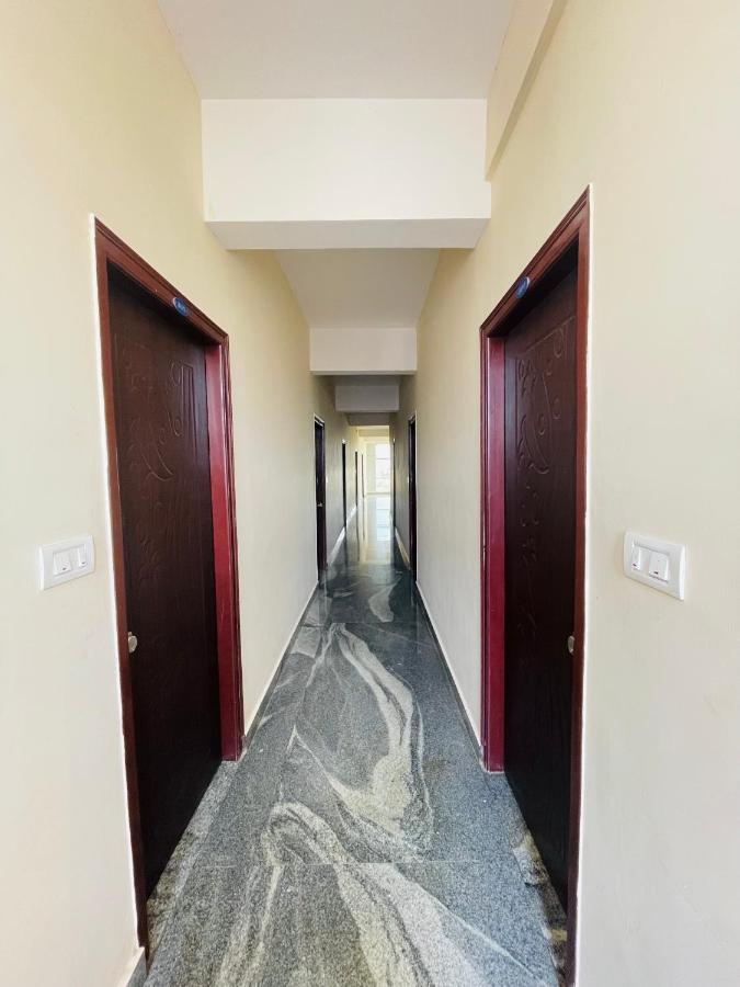 Crown Residency Hotel Májszúr Kültér fotó