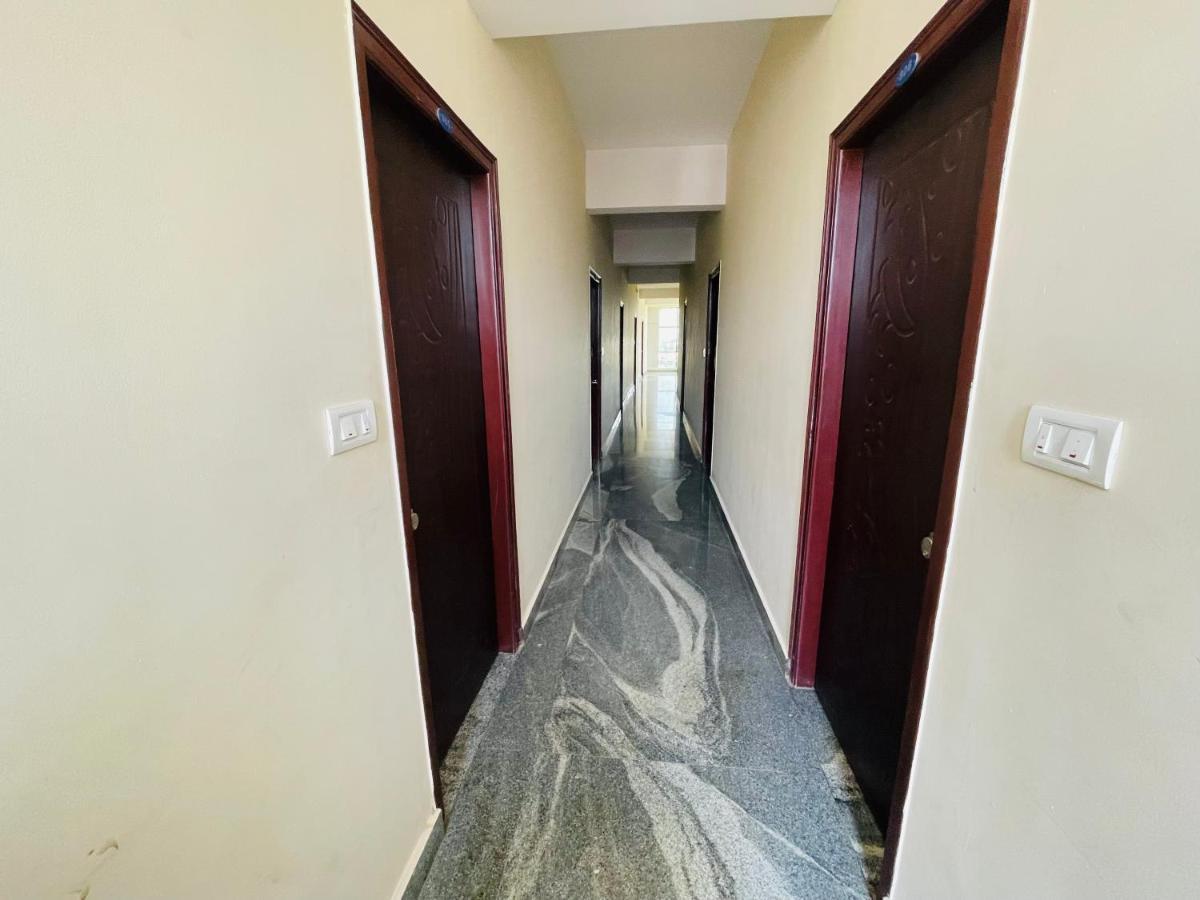Crown Residency Hotel Májszúr Kültér fotó